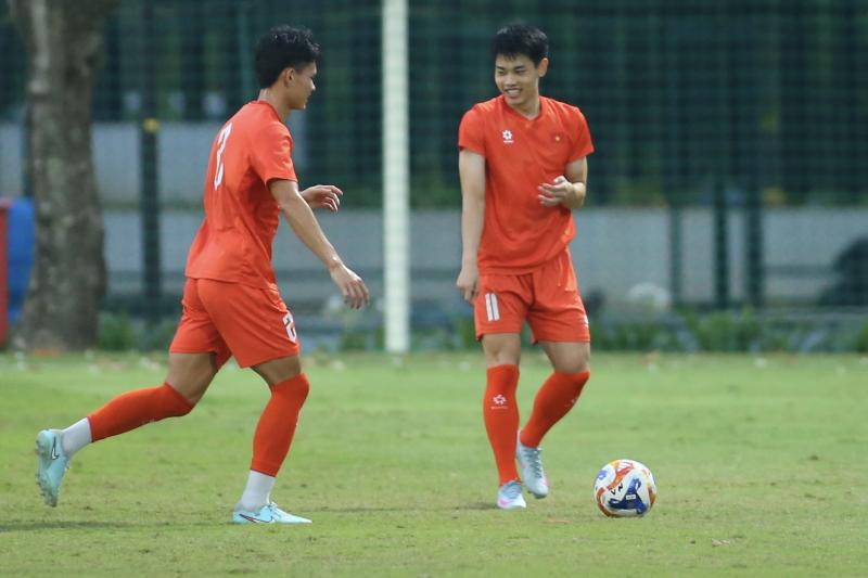 Trung vệ U.23 Việt Nam biểu diễn kỹ thuật như Neymar, Đình Bắc trở lại tươi rói- Ảnh 5. Trung vệ U.23 Việt Nam biểu diễn kỹ thuật như Neymar, Đình Bắc trở lại tươi rói- Ảnh 5.