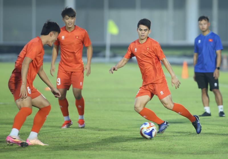 U.23 Việt Nam không sứt mẻ nhân sự ở chung kết, Đình Bắc quyết thắng… 80.000 CĐV Indonesia - Ảnh 9. U.23 Việt Nam không sứt mẻ nhân sự ở chung kết, Đình Bắc quyết thắng… 80.000 CĐV Indonesia - Ảnh 9.