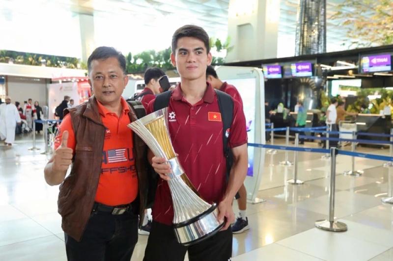 Đình Bắc ‘khệ nệ’ cầm cúp, CĐV Indonesia xin chữ ký U.23 Việt Nam ở sân bay- Ảnh 5. Đình Bắc ‘khệ nệ’ cầm cúp, CĐV Indonesia xin chữ ký U.23 Việt Nam ở sân bay- Ảnh 5.