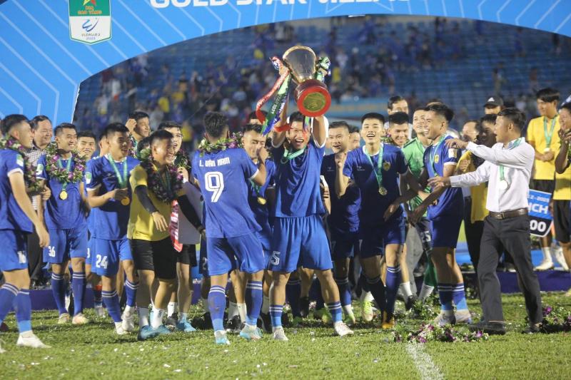 CLB Quảng Nam nguy cơ giải thể: 'Cục cưng' bầu Đức viết tâm thư đầy tâm trạng!- Ảnh 2. CLB Quảng Nam nguy cơ giải thể: 'Cục cưng' bầu Đức viết tâm thư đầy tâm trạng!- Ảnh 2.