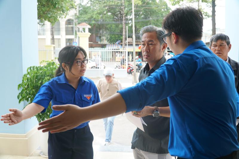 Đồng Nai: Người dân cám ơn đoàn viên sau khi làm xong thủ tục hành chính- Ảnh 1. Đồng Nai: Người dân cám ơn đoàn viên sau khi làm xong thủ tục hành chính- Ảnh 1.