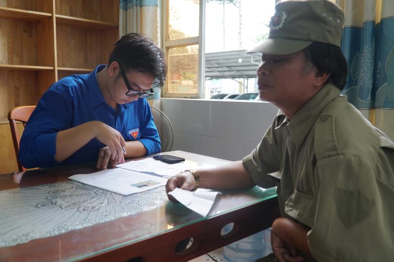 Đồng Nai: Người dân cám ơn đoàn viên sau khi làm xong thủ tục hành chính- Ảnh 4. Đồng Nai: Người dân cám ơn đoàn viên sau khi làm xong thủ tục hành chính- Ảnh 4.