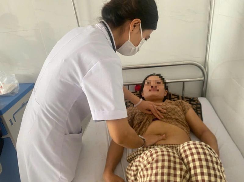 38 người nhập viện sau khi ăn bánh mì tại một cơ sở kinh doanh - Ảnh 1. 38 người nhập viện sau khi ăn bánh mì tại một cơ sở kinh doanh - Ảnh 1.
