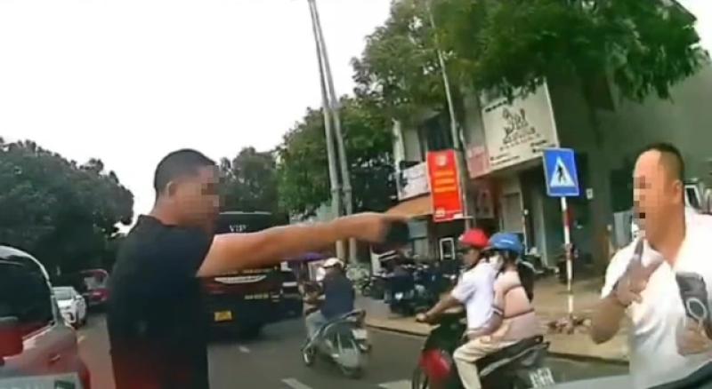 Tài xế 'tung cước' khiến người khác gãy xương sườn là ai?- Ảnh 1. Tài xế 'tung cước' khiến người khác gãy xương sườn là ai?- Ảnh 1.