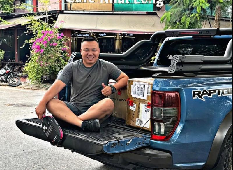 Hành động ấm áp của tài xế giữa mưa lớn ở Hà Nội trong cơn bão Wipha - Ảnh 1. Hành động ấm áp của tài xế giữa mưa lớn ở Hà Nội trong cơn bão Wipha - Ảnh 1.