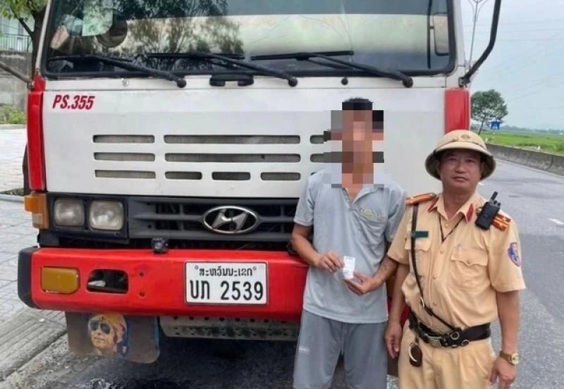 Tài xế dương tính ma túy và không có giấy phép lái xe bị phạt 54 triệu - Ảnh 1. Tài xế dương tính ma túy và không có giấy phép lái xe bị phạt 54 triệu - Ảnh 1.