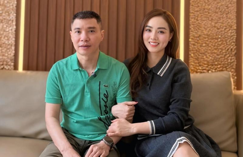 NSND Công Lý vướng tranh cãi về cách xưng hô, vợ kém tuổi nói gì? - Ảnh 1.
