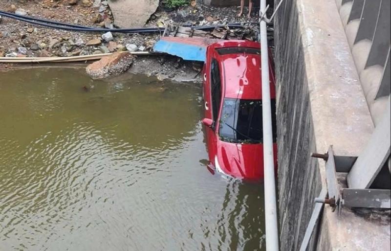 Quảng Trị: Ô tô mất lái lao xuống sông, 4 người may mắn thoát nạn- Ảnh 1. Quảng Trị: Ô tô mất lái lao xuống sông, 4 người may mắn thoát nạn- Ảnh 1.