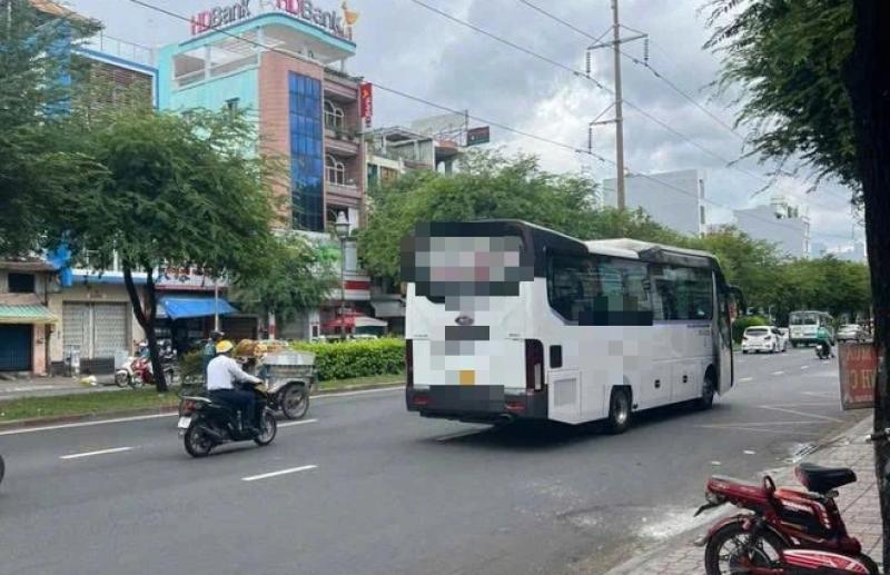 TP.HCM: Xe khách cán tử vong người đàn ông trên đường Hồng Bàng ở phường Bình Tây- Ảnh 1. TP.HCM: Xe khách cán tử vong người đàn ông trên đường Hồng Bàng ở phường Bình Tây- Ảnh 1.
