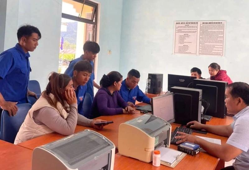 Thanh niên vùng biên giới hỗ trợ người dân làm thủ tục hành chính hiệu quả - Ảnh 2. Thanh niên vùng biên giới hỗ trợ người dân làm thủ tục hành chính hiệu quả - Ảnh 2.