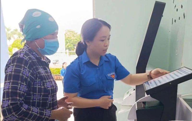Thanh niên vùng biên giới hỗ trợ người dân làm thủ tục hành chính hiệu quả - Ảnh 1. Thanh niên vùng biên giới hỗ trợ người dân làm thủ tục hành chính hiệu quả - Ảnh 1.