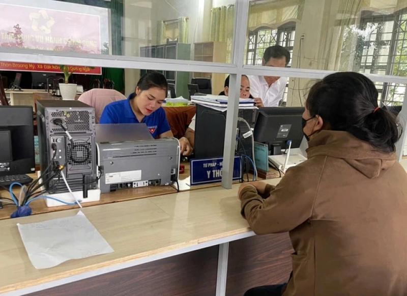 Thanh niên vùng biên giới hỗ trợ người dân làm thủ tục hành chính hiệu quả - Ảnh 3. Thanh niên vùng biên giới hỗ trợ người dân làm thủ tục hành chính hiệu quả - Ảnh 3.