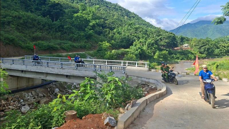 Hình ảnh thanh niên tình nguyện vượt 20 km đường rừng núi giúp người dân biên giới- Ảnh 1. Hình ảnh thanh niên tình nguyện vượt 20 km đường rừng núi giúp người dân biên giới- Ảnh 1.