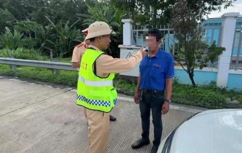 Tài xế vi phạm nồng độ cồn kịch khung vẫn chở 45 khách trên cao tốc- Ảnh 1. Tài xế vi phạm nồng độ cồn kịch khung vẫn chở 45 khách trên cao tốc- Ảnh 1.