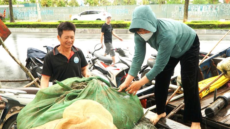 Bão số 3: Ngư dân kéo tàu thuyền tránh bão - Ảnh 2.