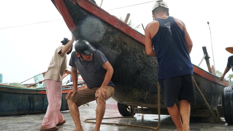 Bão số 3: Ngư dân kéo tàu thuyền tránh bão - Ảnh 3.