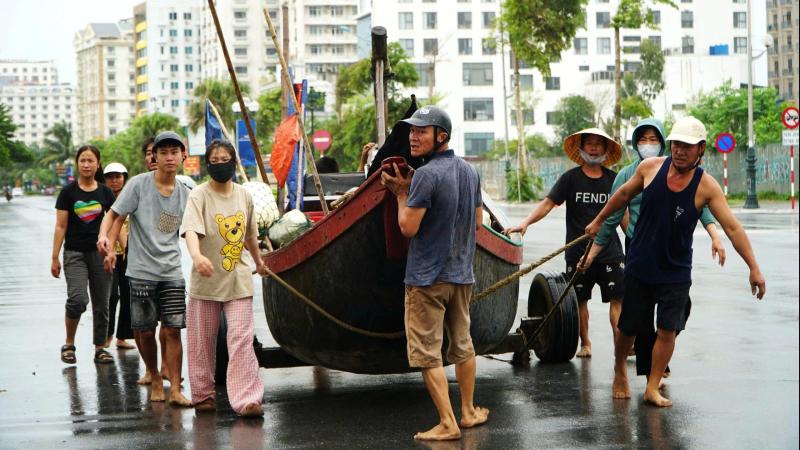 Bão số 3: Ngư dân kéo tàu thuyền tránh bão - Ảnh 5.