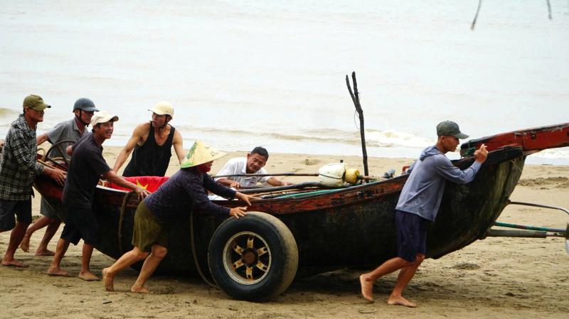 Bão số 3: Ngư dân kéo tàu thuyền tránh bão - Ảnh 7.