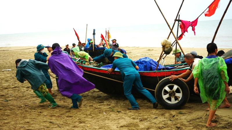 Bão số 3: Ngư dân kéo tàu thuyền tránh bão - Ảnh 4.