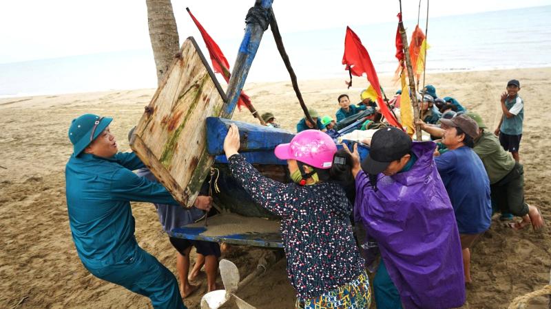 Bão số 3: Ngư dân kéo tàu thuyền tránh bão - Ảnh 1.