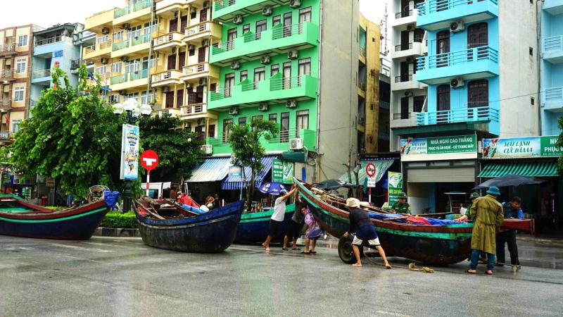 Bão số 3: Ngư dân kéo tàu thuyền tránh bão - Ảnh 6.