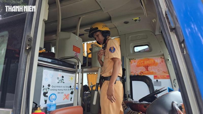 Tước phù hiệu nhiều xe khách chạy sai hành trình vào trung tâm TP.HCM- Ảnh 3. Tước phù hiệu nhiều xe khách chạy sai hành trình vào trung tâm TP.HCM- Ảnh 3.