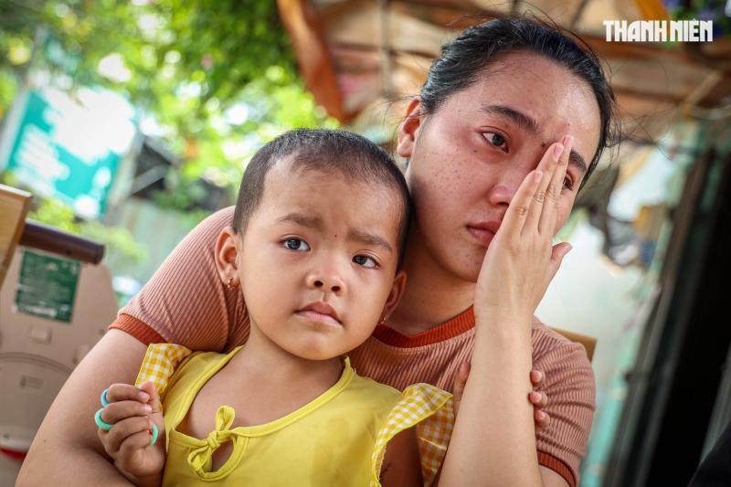 Con muốn sống: Bé gái ung thư khả năng bỏ mắt vì không còn tiền chữa trị- Ảnh 1. Con muốn sống: Bé gái ung thư khả năng bỏ mắt vì không còn tiền chữa trị- Ảnh 1.