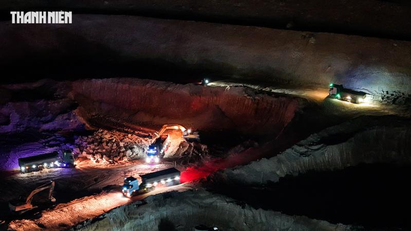 Gia Lai: Khai thác đất rầm rộ ban đêm, bất chấp quy định - Ảnh 1.