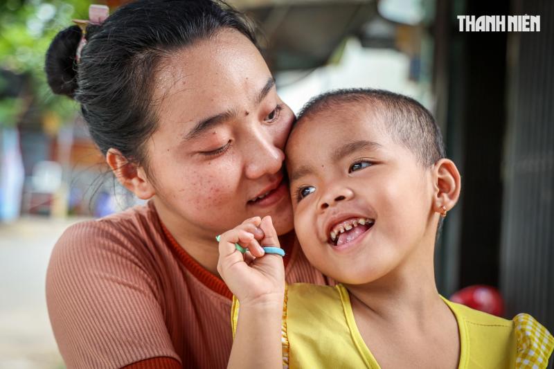 Con muốn sống: Bé gái ung thư khả năng bỏ mắt vì không còn tiền chữa trị- Ảnh 4. Con muốn sống: Bé gái ung thư khả năng bỏ mắt vì không còn tiền chữa trị- Ảnh 4.