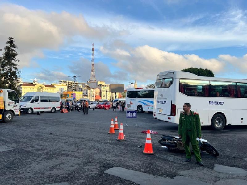 Tai nạn giao thông liên hoàn trước chợ Đà Lạt- Ảnh 4. Tai nạn giao thông liên hoàn trước chợ Đà Lạt- Ảnh 4.