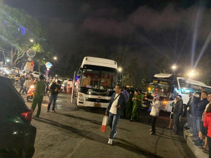 Tai nạn giao thông liên hoàn trước chợ Đà Lạt- Ảnh 6. Tai nạn giao thông liên hoàn trước chợ Đà Lạt- Ảnh 6.