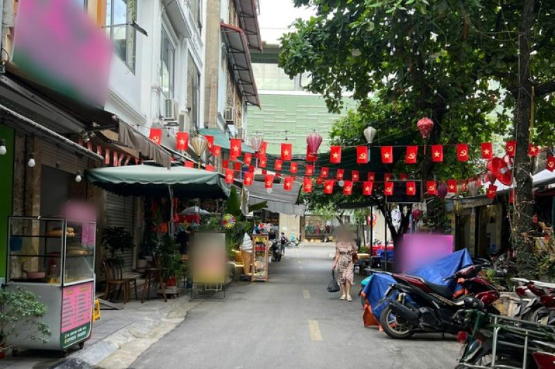 Hàng quán 'xẻ thịt' vỉa hè Hà Nội suốt ngày đêm- Ảnh 7. Hàng quán 'xẻ thịt' vỉa hè Hà Nội suốt ngày đêm- Ảnh 7.