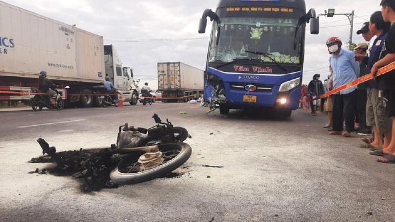 Gia Lai: Va chạm với xe khách, xe máy bốc cháy, hai người đàn ông tử vong - Ảnh 1.