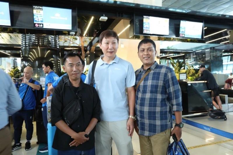 Đình Bắc ‘khệ nệ’ cầm cúp, CĐV Indonesia xin chữ ký U.23 Việt Nam ở sân bay- Ảnh 2. Đình Bắc ‘khệ nệ’ cầm cúp, CĐV Indonesia xin chữ ký U.23 Việt Nam ở sân bay- Ảnh 2.
