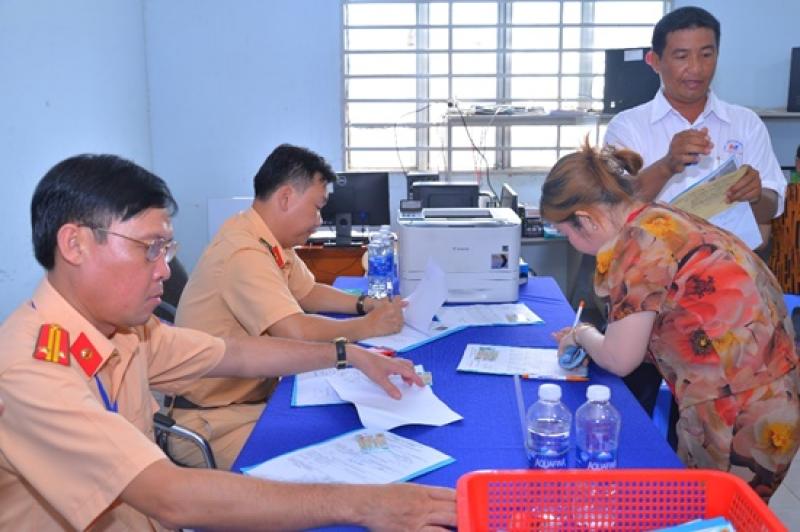 Cà Mau: Người dân được đăng ký xe ở tất cả công an xã trên địa bàn- Ảnh 1. Cà Mau: Người dân được đăng ký xe ở tất cả công an xã trên địa bàn- Ảnh 1.