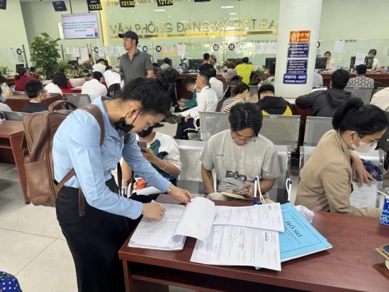 Sau 11 ngày làm việc, TP.HCM tiếp nhận hơn 26.000 hồ sơ nhà đất- Ảnh 1. Sau 11 ngày làm việc, TP.HCM tiếp nhận hơn 26.000 hồ sơ nhà đất- Ảnh 1.