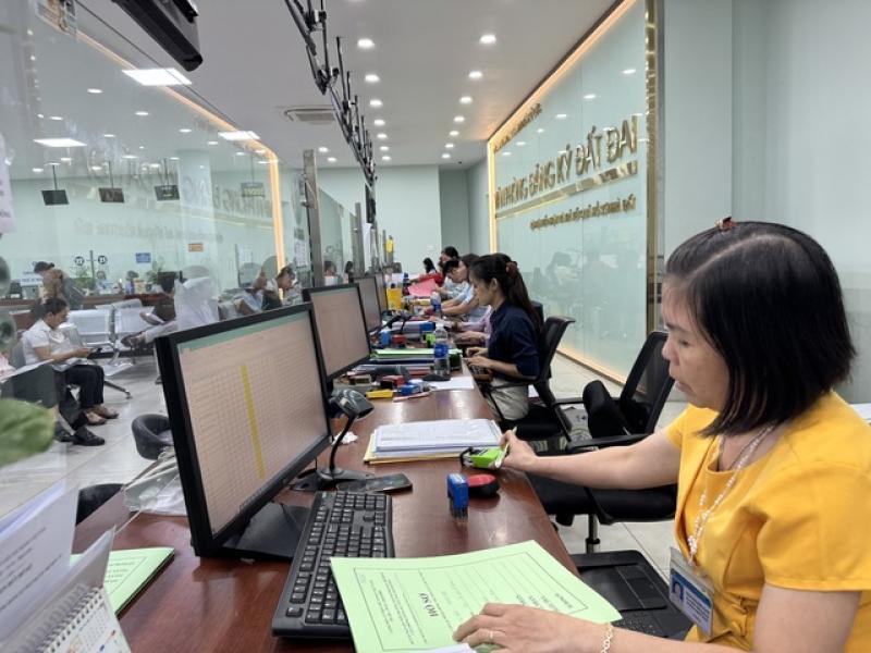 TP.HCM: Hàng trăm nhân sự tỏa về các xã hướng dẫn giải quyết thủ tục hành chính - Ảnh 1.