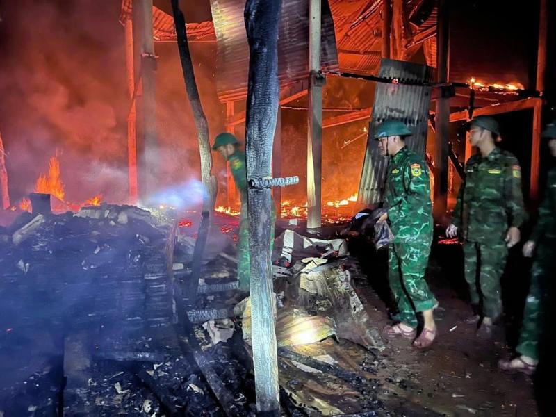 Quảng Trị: Chiến sĩ biên phòng xuyên đêm chữa cháy ngôi nhà của 4 mẹ con- Ảnh 2. Quảng Trị: Chiến sĩ biên phòng xuyên đêm chữa cháy ngôi nhà của 4 mẹ con- Ảnh 2.