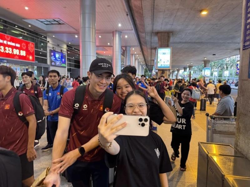 'Người nhện' 1,91 m của HAGL tiết lộ gì sau khi vô địch cùng U.23 Việt Nam?- Ảnh 2. 'Người nhện' 1,91 m của HAGL tiết lộ gì sau khi vô địch cùng U.23 Việt Nam?- Ảnh 2.