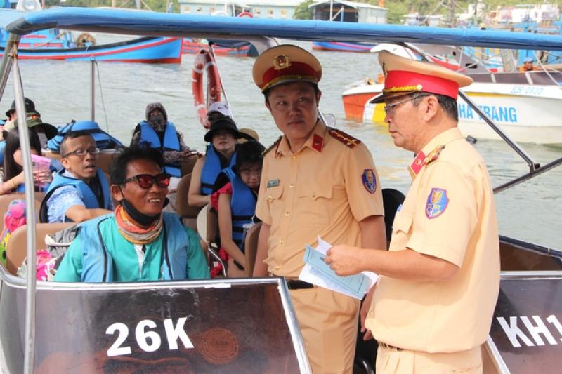 Cảnh sát kiểm tra đột suất phương tiện chở du khách tại bến tàu Nha Trang- Ảnh 1. Cảnh sát kiểm tra đột suất phương tiện chở du khách tại bến tàu Nha Trang- Ảnh 1.
