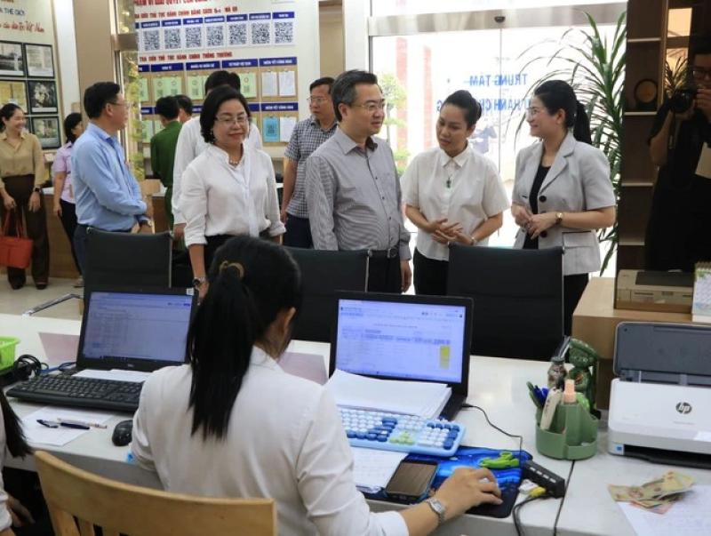 Ông Nguyễn Thanh Nghị thăm hỏi người dân ở phường- Ảnh 1. Ông Nguyễn Thanh Nghị thăm hỏi người dân ở phường- Ảnh 1.