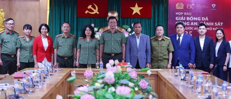 30.000 USD cho đội vô địch giải bóng đá Công an - Cảnh sát ASEAN mở rộng- Ảnh 3. 30.000 USD cho đội vô địch giải bóng đá Công an - Cảnh sát ASEAN mở rộng- Ảnh 3.