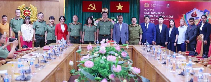 30.000 USD cho đội vô địch giải bóng đá Công an - Cảnh sát ASEAN mở rộng- Ảnh 2. 30.000 USD cho đội vô địch giải bóng đá Công an - Cảnh sát ASEAN mở rộng- Ảnh 2.