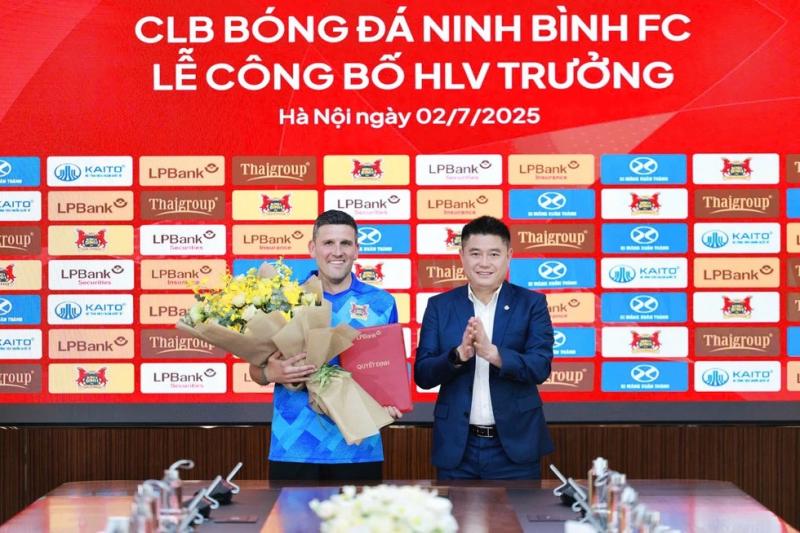 Tò mò lễ công bố tân HLV Tây Ban Nha của Ninh Bình: V-League khốc liệt ngay từ bây giờ- Ảnh 2. Tò mò lễ công bố tân HLV Tây Ban Nha của Ninh Bình: V-League khốc liệt ngay từ bây giờ- Ảnh 2.