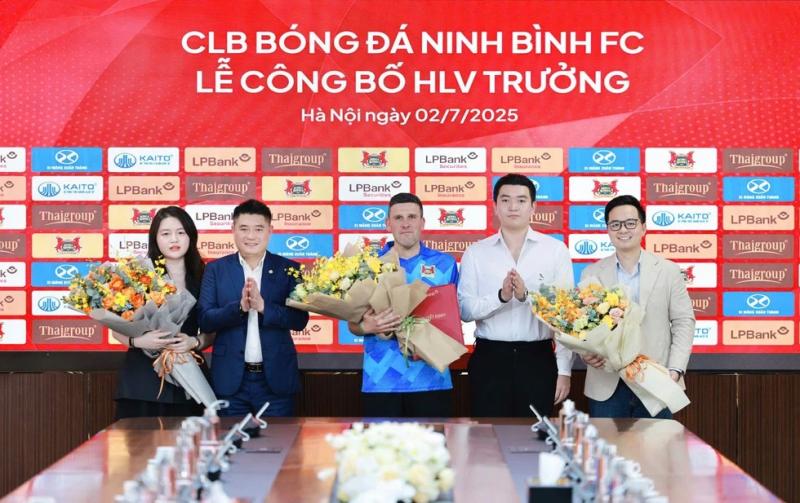 Tò mò lễ công bố tân HLV Tây Ban Nha của Ninh Bình: V-League khốc liệt ngay từ bây giờ- Ảnh 1. Tò mò lễ công bố tân HLV Tây Ban Nha của Ninh Bình: V-League khốc liệt ngay từ bây giờ- Ảnh 1.