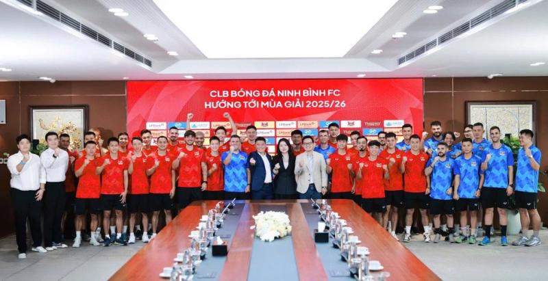 Tò mò lễ công bố tân HLV Tây Ban Nha của Ninh Bình: V-League khốc liệt ngay từ bây giờ- Ảnh 3. Tò mò lễ công bố tân HLV Tây Ban Nha của Ninh Bình: V-League khốc liệt ngay từ bây giờ- Ảnh 3.