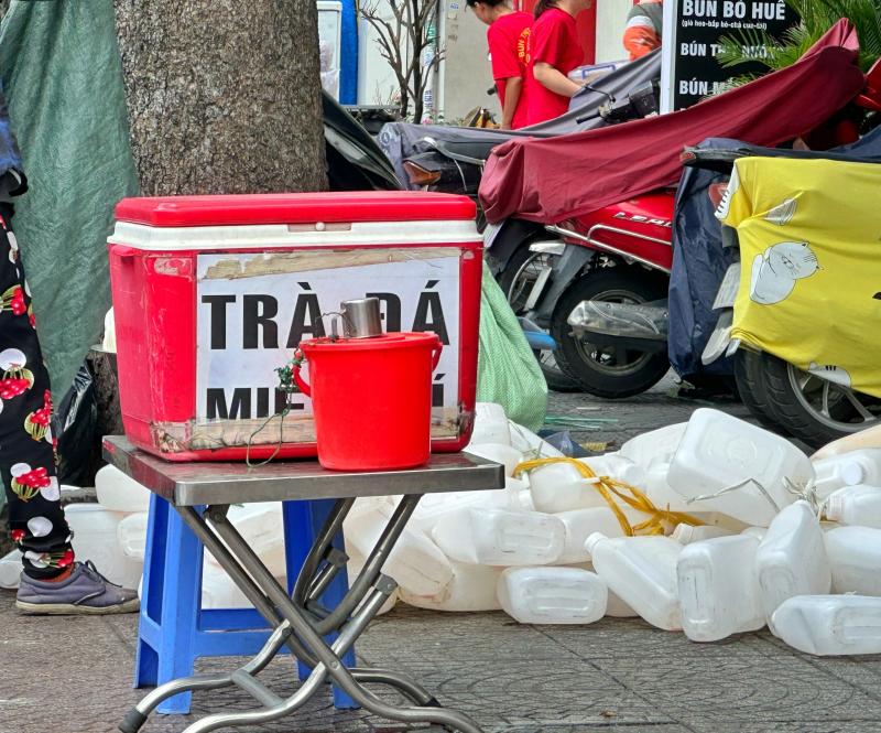 Phường mới ở TP.HCM: 'Thấy là thương' những bảng thông báo miễn phí, nghĩa tình, hào sảng - Ảnh 4. Phường mới ở TP.HCM: 'Thấy là thương' những bảng thông báo miễn phí, nghĩa tình, hào sảng - Ảnh 4.