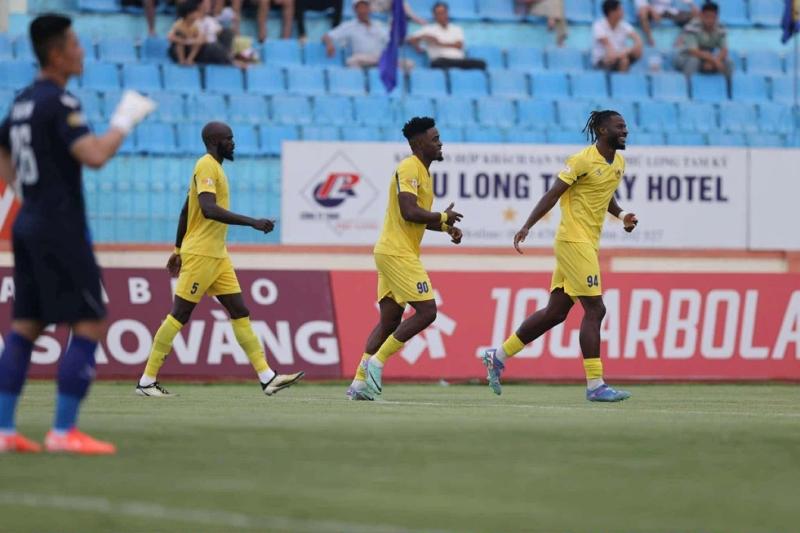CLB Quảng Nam không bị giải thể, V-League thở phào: Cuộc ‘giải cứu’ nghẹt thở trị giá hơn 100 tỉ đồng- Ảnh 1. CLB Quảng Nam không bị giải thể, V-League thở phào: Cuộc ‘giải cứu’ nghẹt thở trị giá hơn 100 tỉ đồng- Ảnh 1.