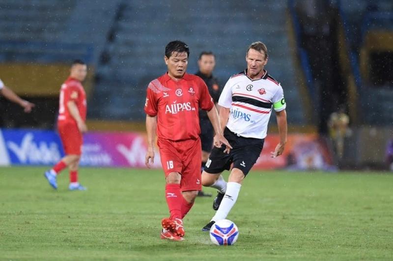 Văn Quyết cùng Lê Huỳnh Đức, Phạm Văn Quyến tỏa sáng: Đánh bại dàn huyền thoại M.U- Ảnh 3. Văn Quyết cùng Lê Huỳnh Đức, Phạm Văn Quyến tỏa sáng: Đánh bại dàn huyền thoại M.U- Ảnh 3.