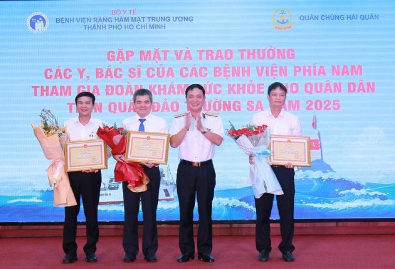 Khen y bác sĩ tham gia khám sức khỏe cho quân dân tại quần đảo Trường Sa - Ảnh 2.